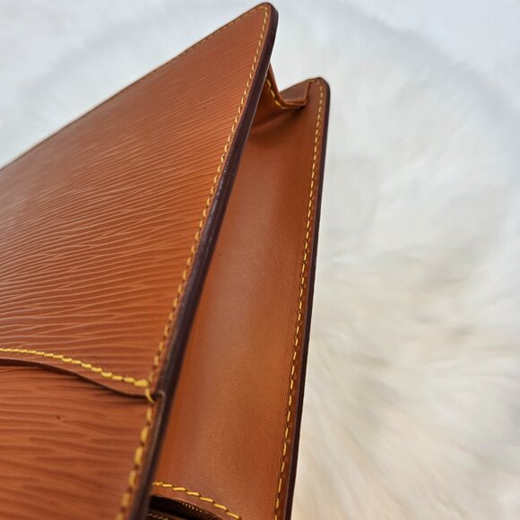 Louis Vuitton  Epi Pochette Clutch Bag - Picture 15 of 17
